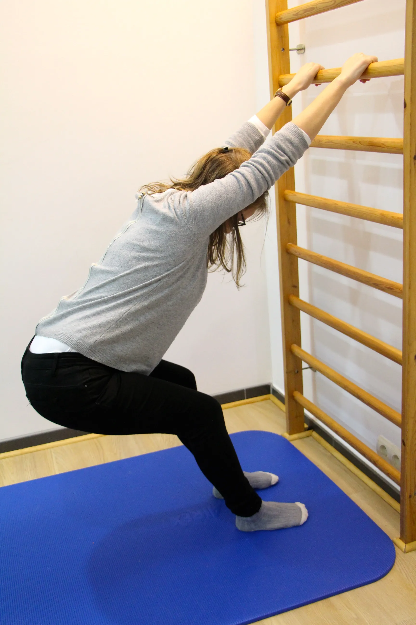 Femme enceinte faisant des exercices